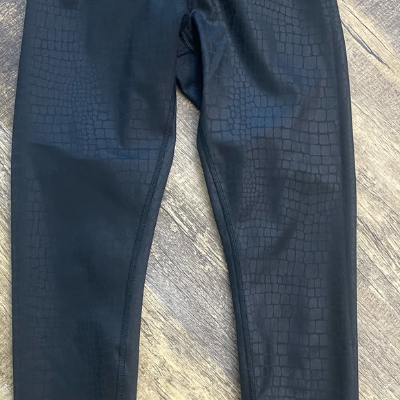 Black Snake Print Leggings. - Picture 2 of 3